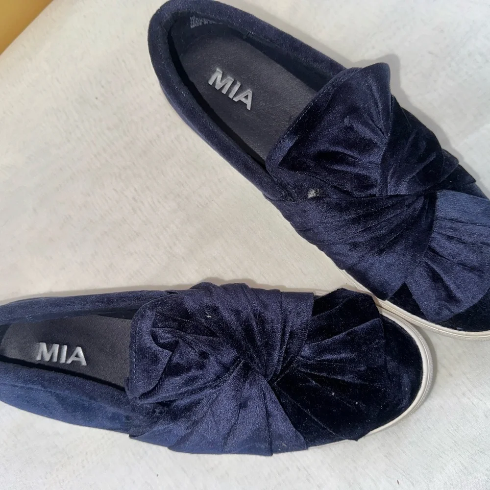 MIA Women's Velvet Loafers - Deep Blue size 8.5M. (114)